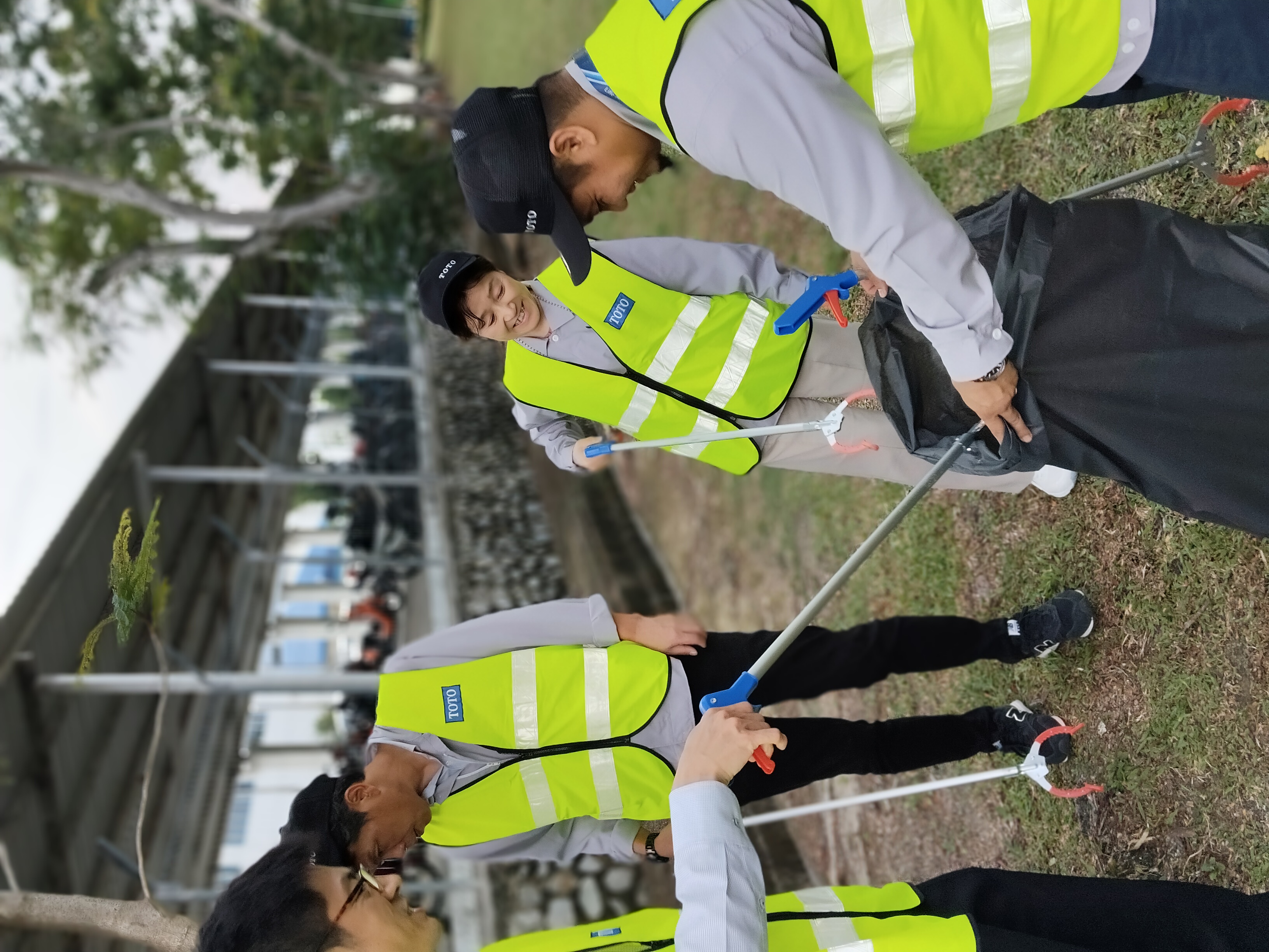 toto-staff-collecting-rubbish